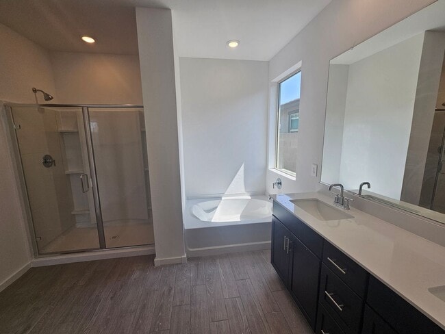 Building Photo - Beautiful new build w mountain views