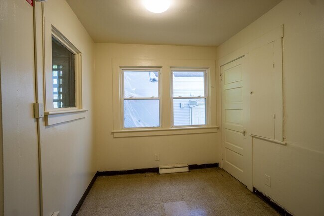 Building Photo - 917 Lancaster Ave