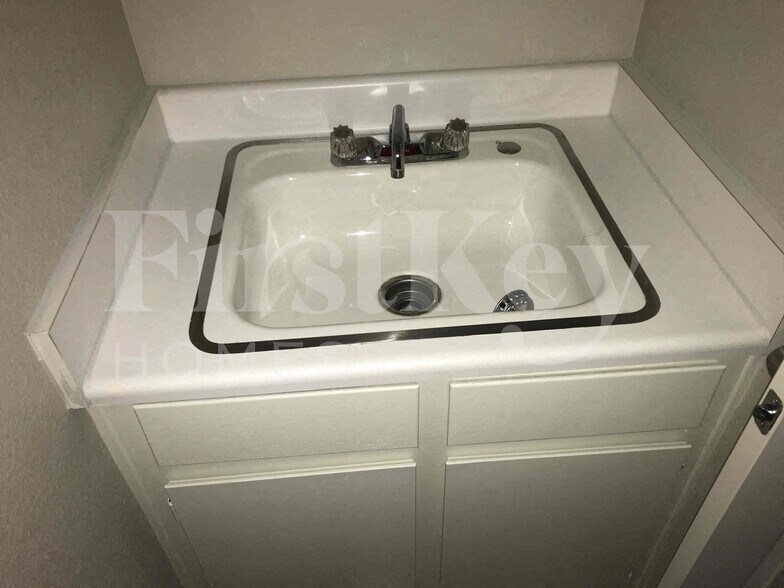 Building Photo - 8041 Hilliard Ave