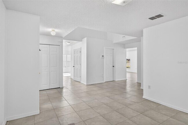 Building Photo - 1906 Lakeview Ln