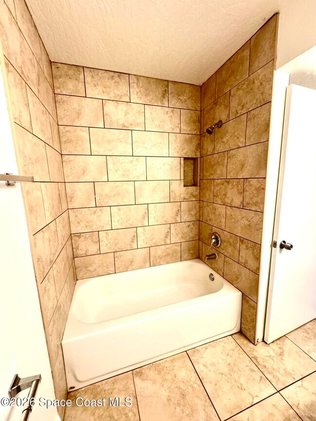Building Photo - 2100 Forest Knoll Dr NE