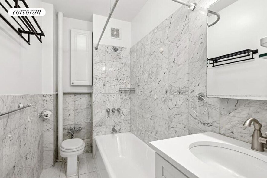 Building Photo - 215 W 90th St