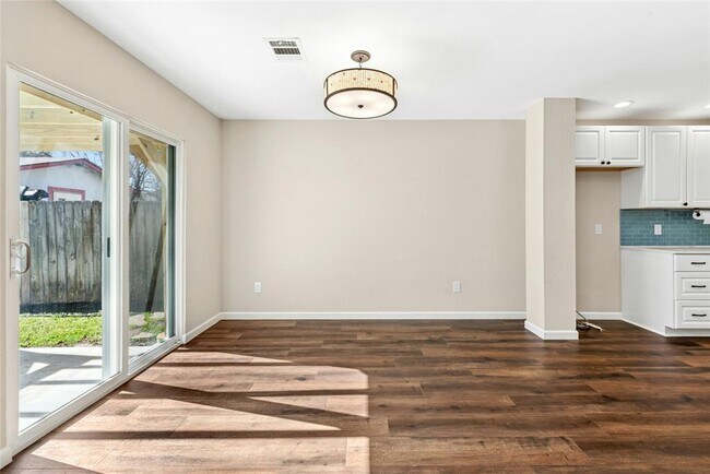 Building Photo - 1105 Hughmont Dr