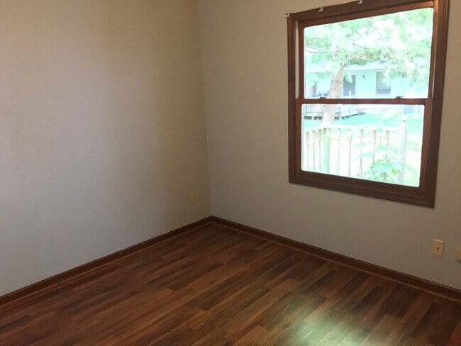 Building Photo - 601 S Park Square Dr