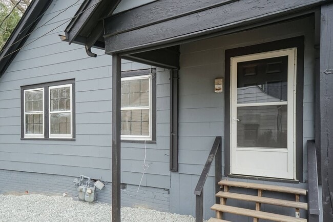 Building Photo - N Main St Duplex