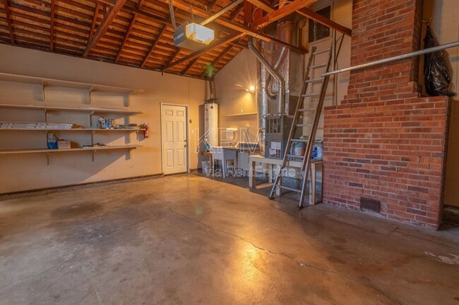 Building Photo - 218 E Longview Ave