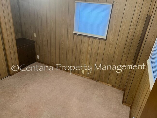 Building Photo - 2 bedroom mobile home near McDonald's!