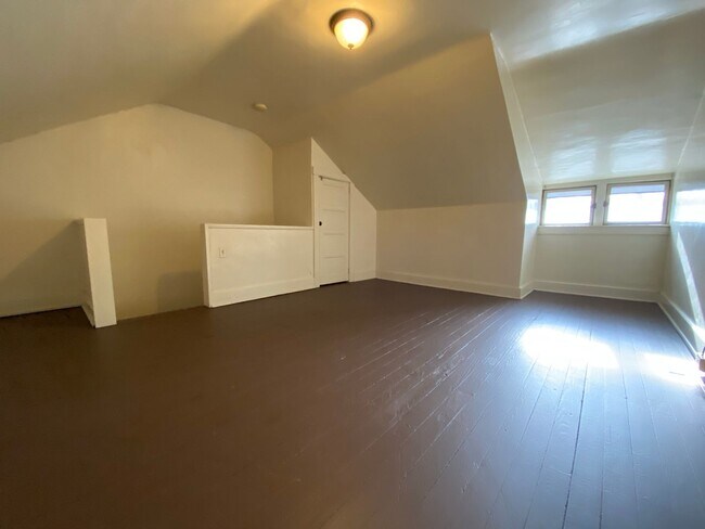 Building Photo - Perfect 3 BR Townhouse in Lovely Squirrel Hill Location! Private Backyard & MORE!! CALL TODAY!