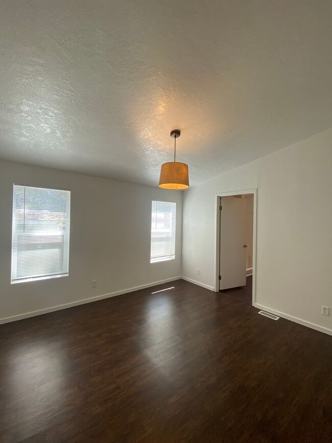 Building Photo - Cute and Cozy Home in SW Bend, Large, full...