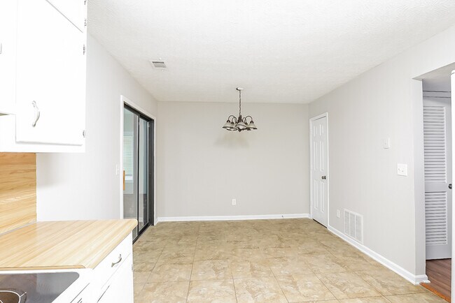 Building Photo - Roomy 3BR 1.5 spacious duplex to lease!