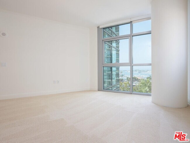 Building Photo - 13650 Marina Pointe Dr