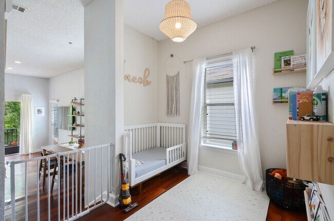 Building Photo - Gorgeous End Unit with pond fountain view -  1 Bed, 1 Bath plus Office/Den Nook on Harbour Island...