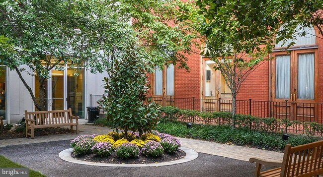 Building Photo - 206 W Washington Square