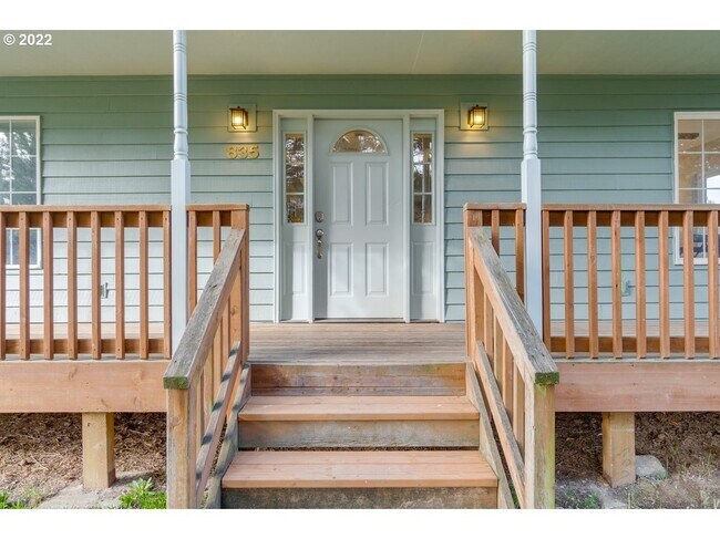 Front Deck - 835 S Wynooski St