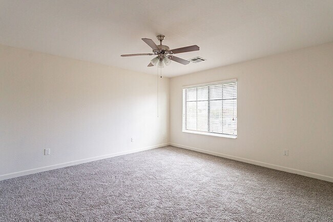 Building Photo - Large 3 bedroom 3 bathroom townhomes