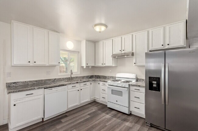 Building Photo - Beautifully updated 4 bed 2 bath Single Fa...