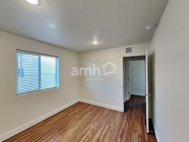 Building Photo - 251 N Dry Crk Rd