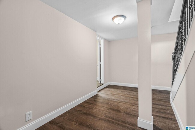 Building Photo - 528 10th Ct W