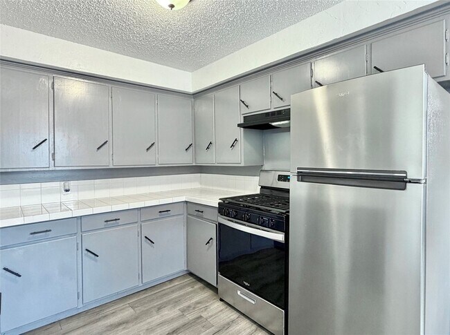 Building Photo - 2526 Louise St