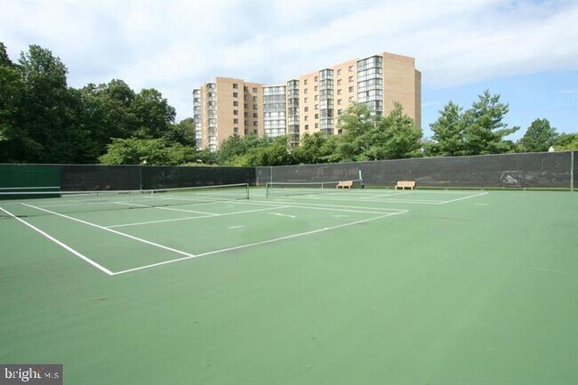 Building Photo - 15100 Interlachen Dr