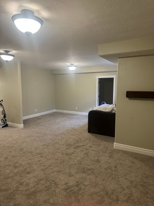 Building Photo - Large & Beautiful 6 Bedroom, 3 Bathroom Ho...
