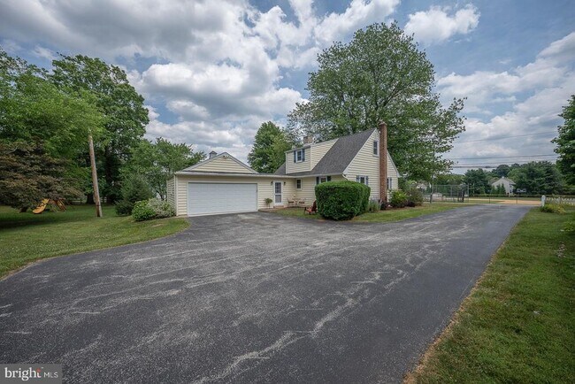 Building Photo - 533 Monument Ave