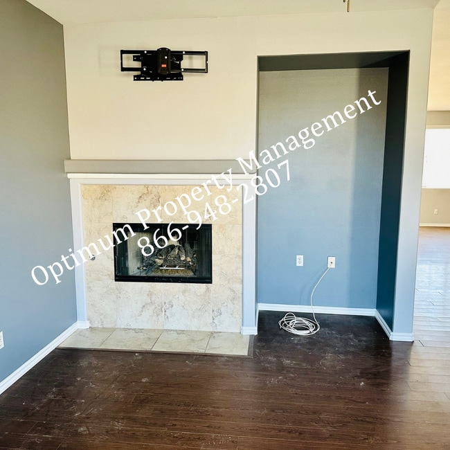 Building Photo - Modern Elegance and Comfort!