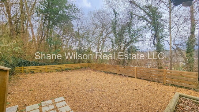 Building Photo - Beautiful 3 bed/ 2 bath home!! Newly remodeled with all updated appliances. Fenced in back yard!!