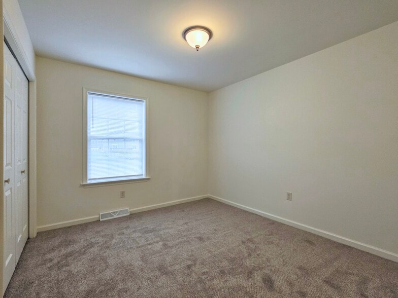 Building Photo - 14 Gable Dr