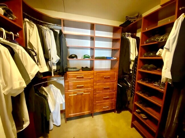 Walk in closet - 2716 Elliott Ave