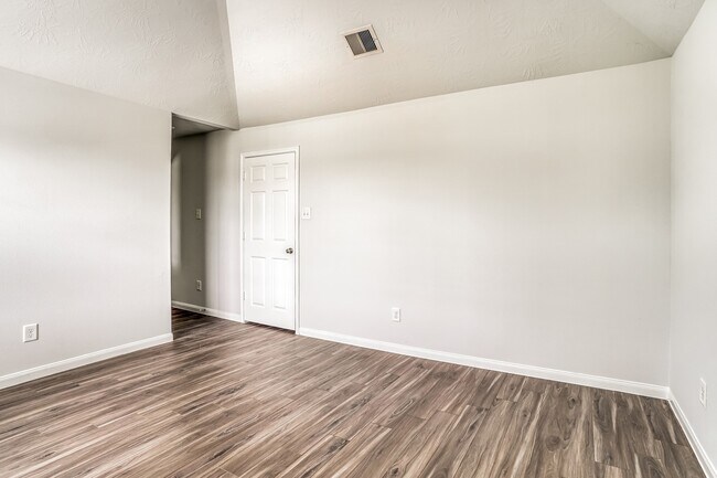 Building Photo - 5834 Kyle Cove Dr