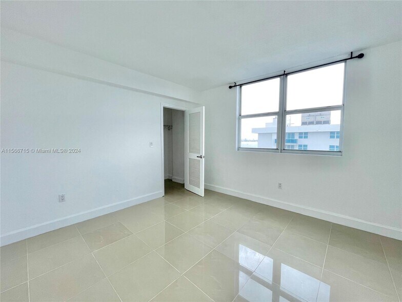 Building Photo - 7501 E Treasure Dr