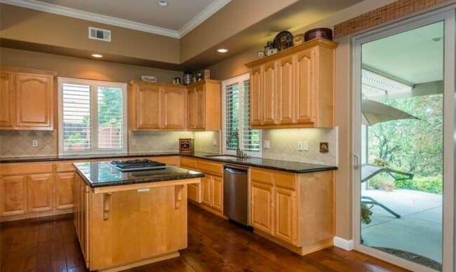 Building Photo - Very large, 4 bedroom 2.5 bath home