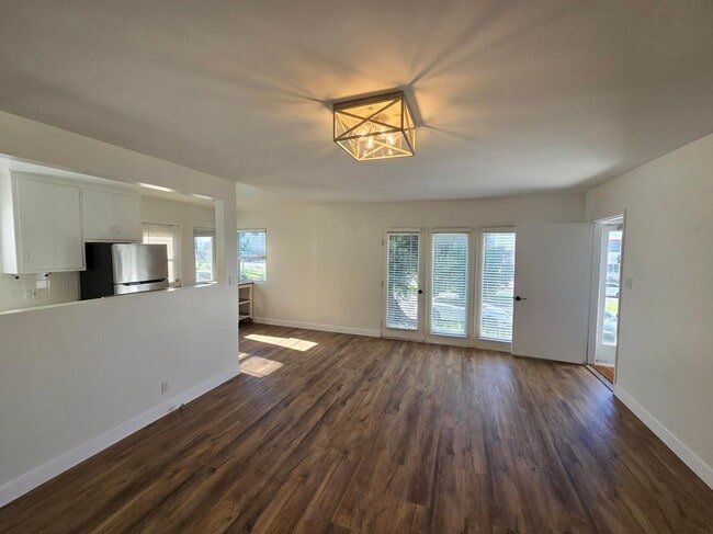 Building Photo - 330 Calle Miramar