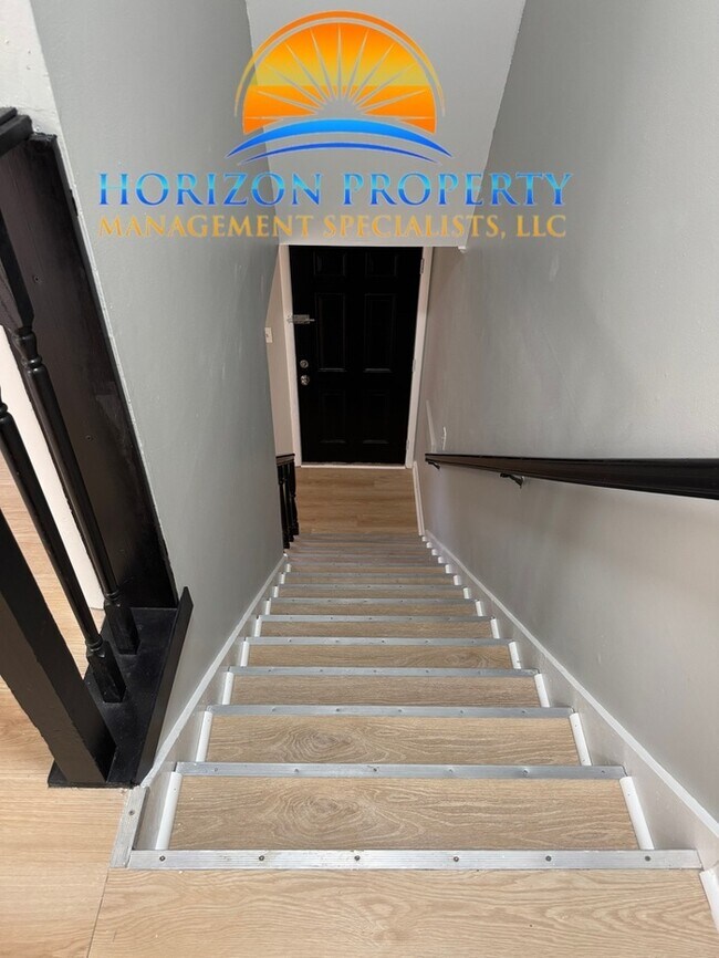 Building Photo - 900 Stevens Ct NE