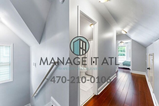 Building Photo - Cozy 3 bedroom house located one block from the Beltline!