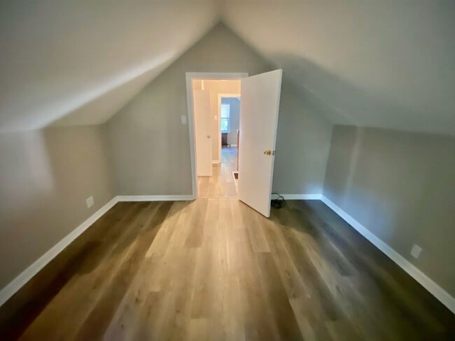 Building Photo - SPACIOUS 4 BED/2 BATH HOUSE-Luxury Vinyl F...