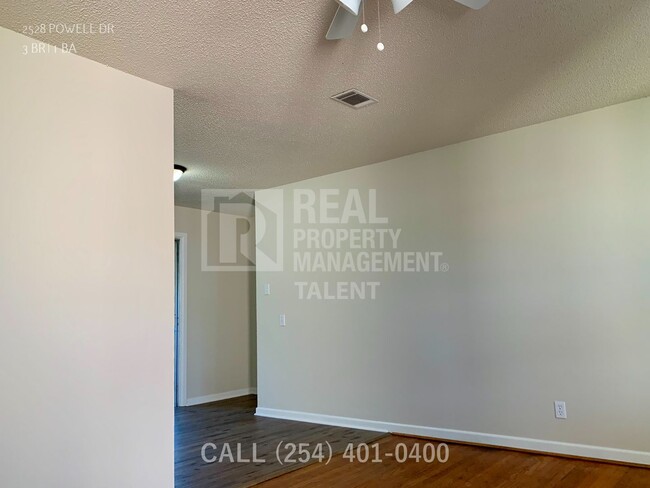 Building Photo - 2528 Powell Dr