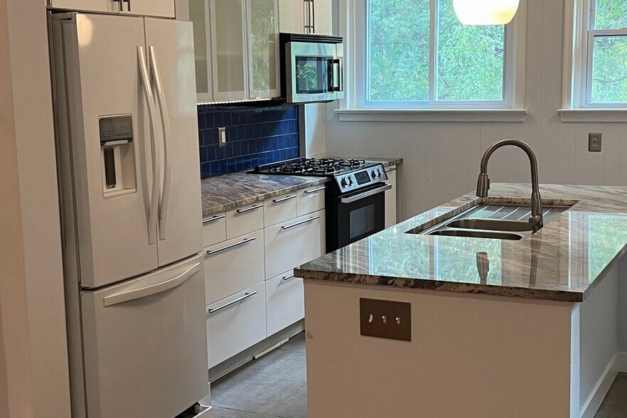 Building Photo - 110 E Roumfort Rd