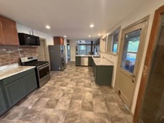Building Photo - 3BED2BATH - NEWLY REMODELED WITH LARGE SHO...