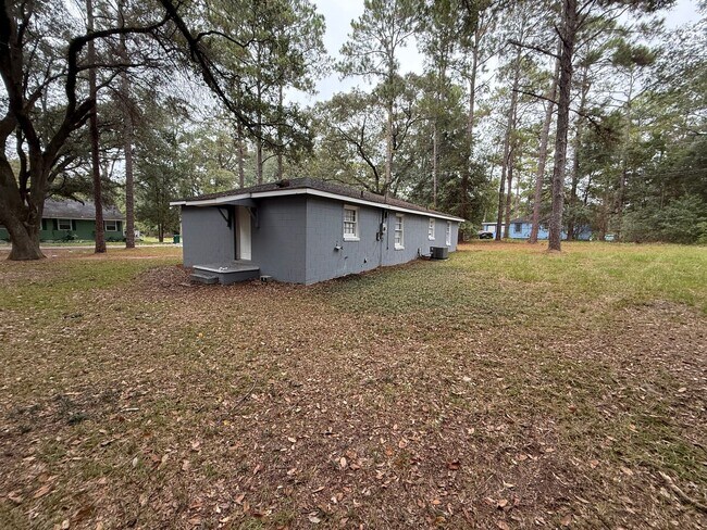 Building Photo - Spacious 3 Bedroom 1  Bath home with Appliance and Washer/Hookup.