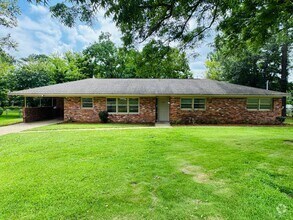 Building Photo - Freshly Renovated 4-Bedroom Retreat!
