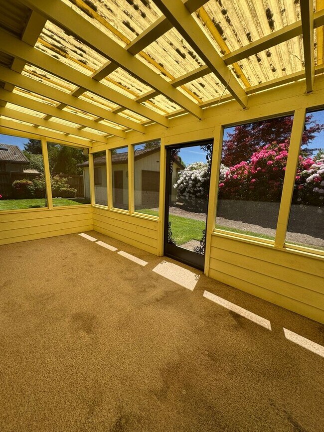 Building Photo - Beautifully landscaped 3 bed/2 bath home in Springfield