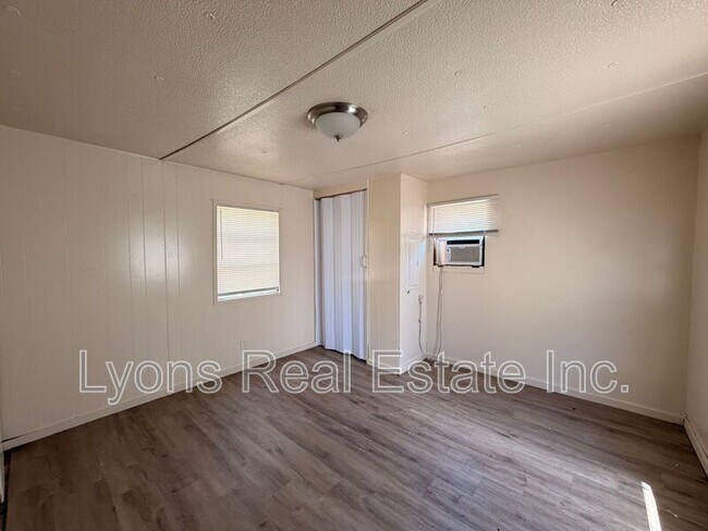 Building Photo - 8205 Suncoast Dr