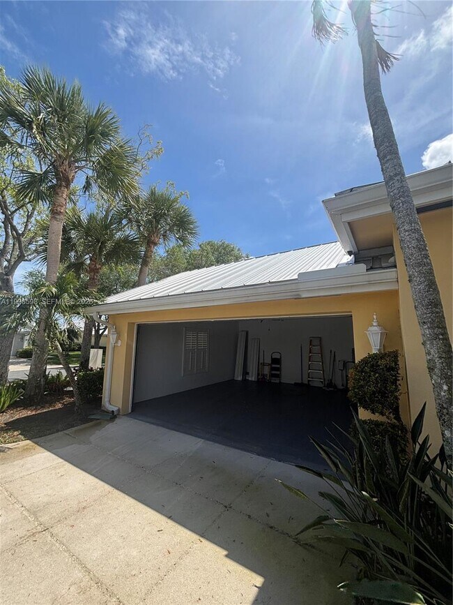 Building Photo - 2871 SW Brighton Way