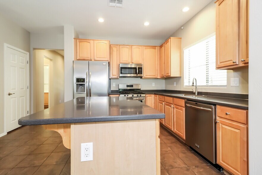 Building Photo - 14069 W Country Gables Dr