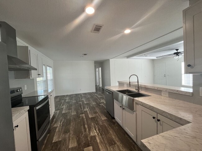 Building Photo - 261 Mongoose Ln