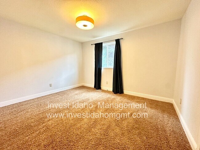 Building Photo - Enjoy the foothill views from your backyard!