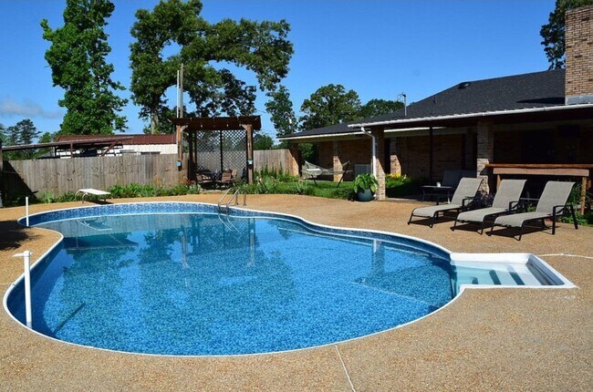 Building Photo - 878 W Hawthorne Rd