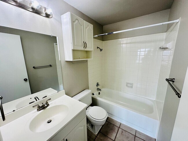 Building Photo - Charming 2BR/2BA Condo in South Congress -...